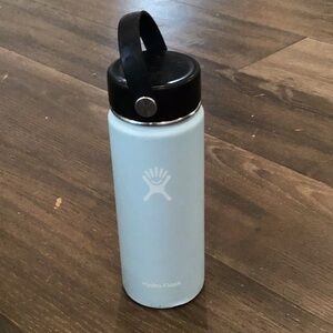 Hydroflask tumbler with lid